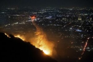 helikopter-menyemprotkan-air-ke-lokasi-kebakaran-sunset-fire-di-kawasan-hollywood-hills-los-angeles-rabu-8-januari-2025-apetha