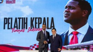pakai-kopeah-patrick-kluivert-resmi-nahkodai-timnas-indonesia-5_169