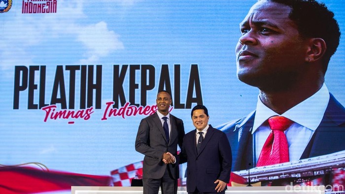 pakai-kopeah-patrick-kluivert-resmi-nahkodai-timnas-indonesia-5_169
